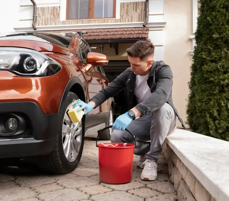 Lavage auto à domicile Charenton-du-Cher : professionnel intervenant sur un véhicule